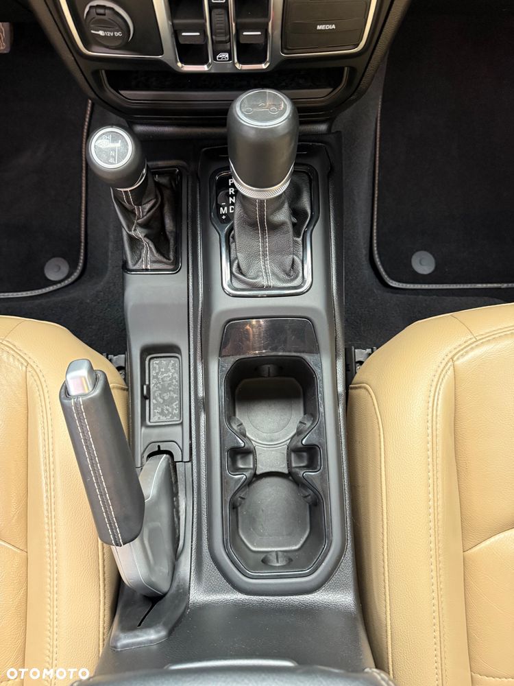 Jeep Wrangler 3.6 Unlim Sahara - 25