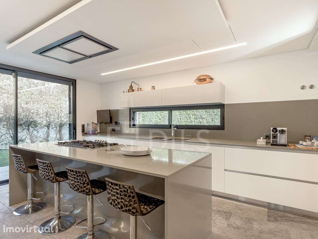 Moradia T5+2 de luxo com piscina privada em condomínio no Estoril - Grande imagem: 4/55