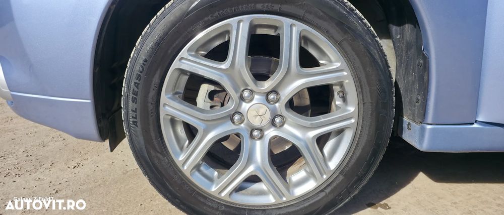 Mitsubishi Outlander - 4