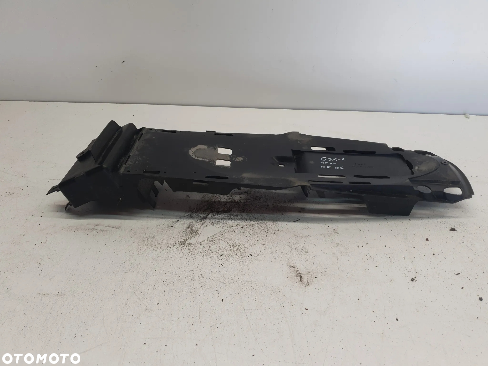 } Suzuki GSX-R 1000 K5 - K6 (2005 - 2006) 63111-41G0 Osłona tylnego zadupka mocowanie akumulatora - 8