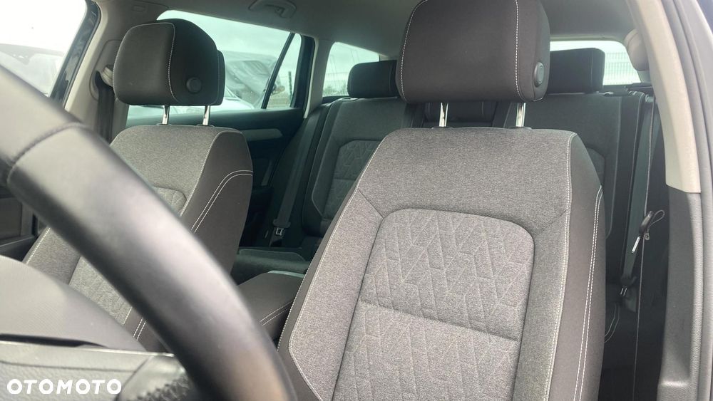 Volkswagen Passat - 11