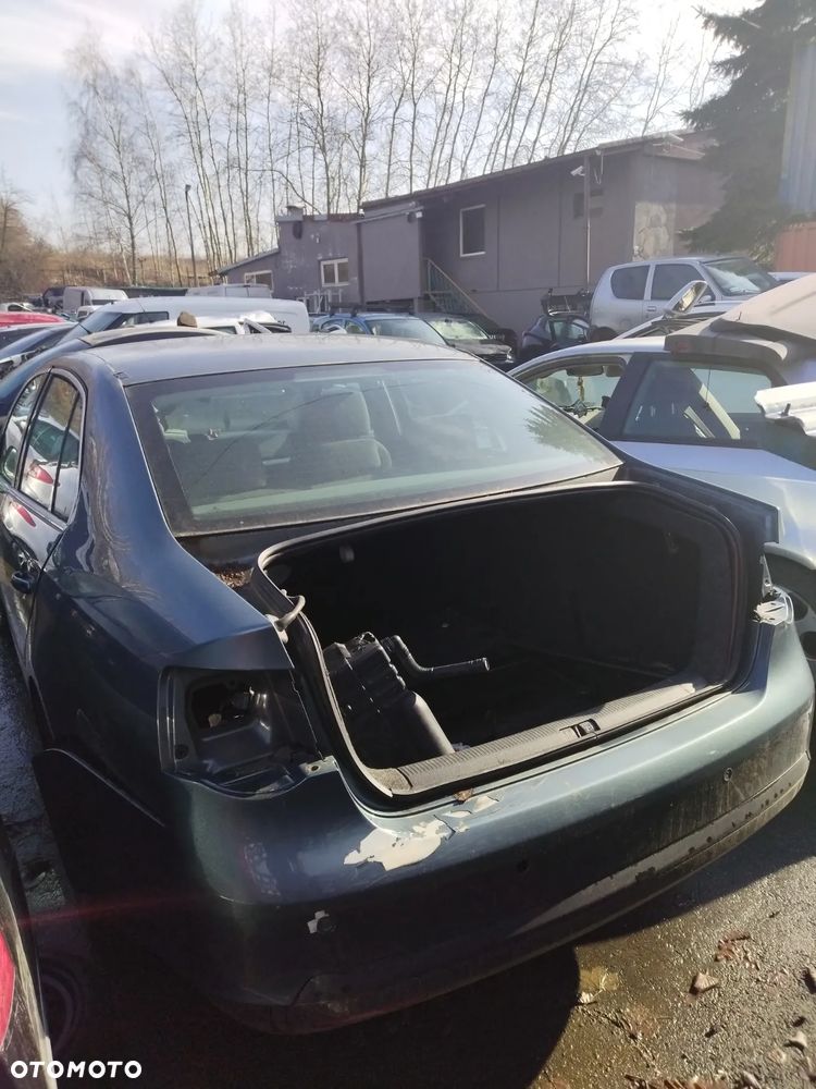 VOLKSWAGEN Jetta IV 4 na części - 2