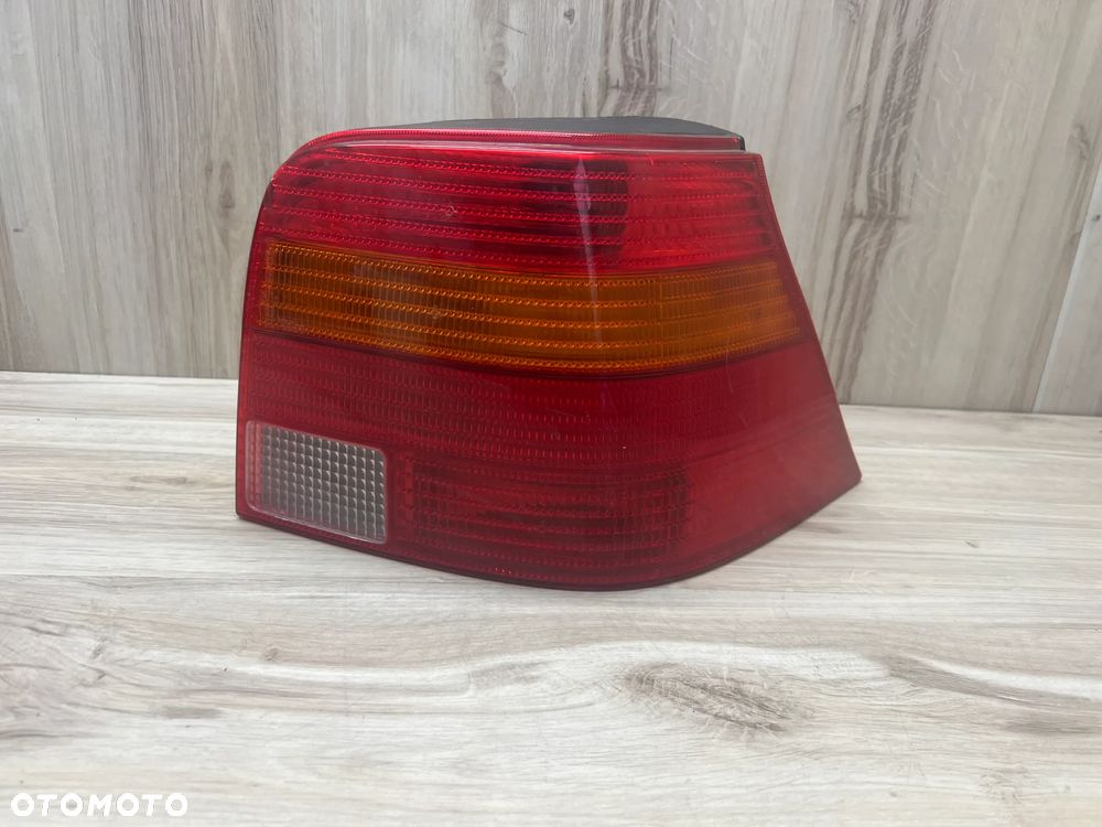 LAMPA TYLNA PRAWA VW GOLF 4 IV - 2