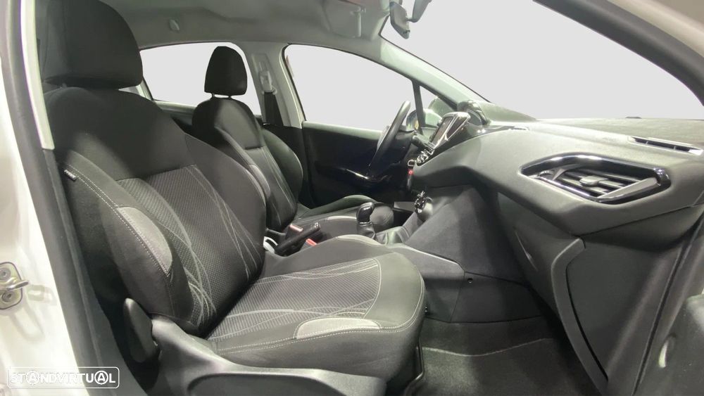 Peugeot 208 1.2 VTi SE Style - 9