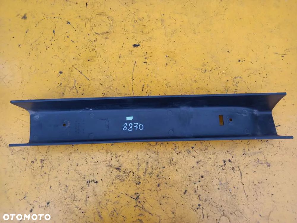 Tapicerka lewego słupka kabiny Ford 8870 - 2