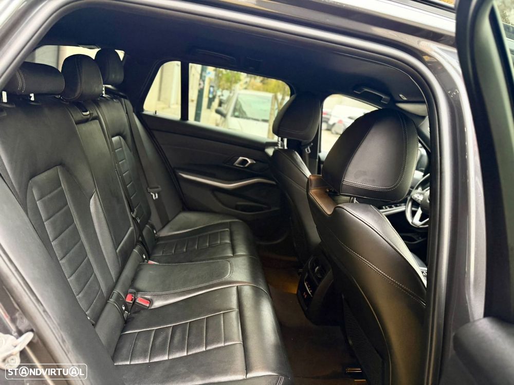 BMW 320 d Auto - 23