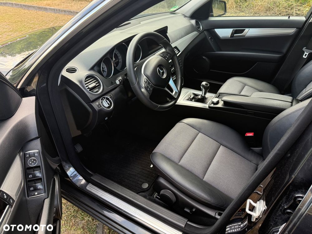 Mercedes-Benz Klasa C 200 CGI BlueEFFICIENCY Avantgarde - 11