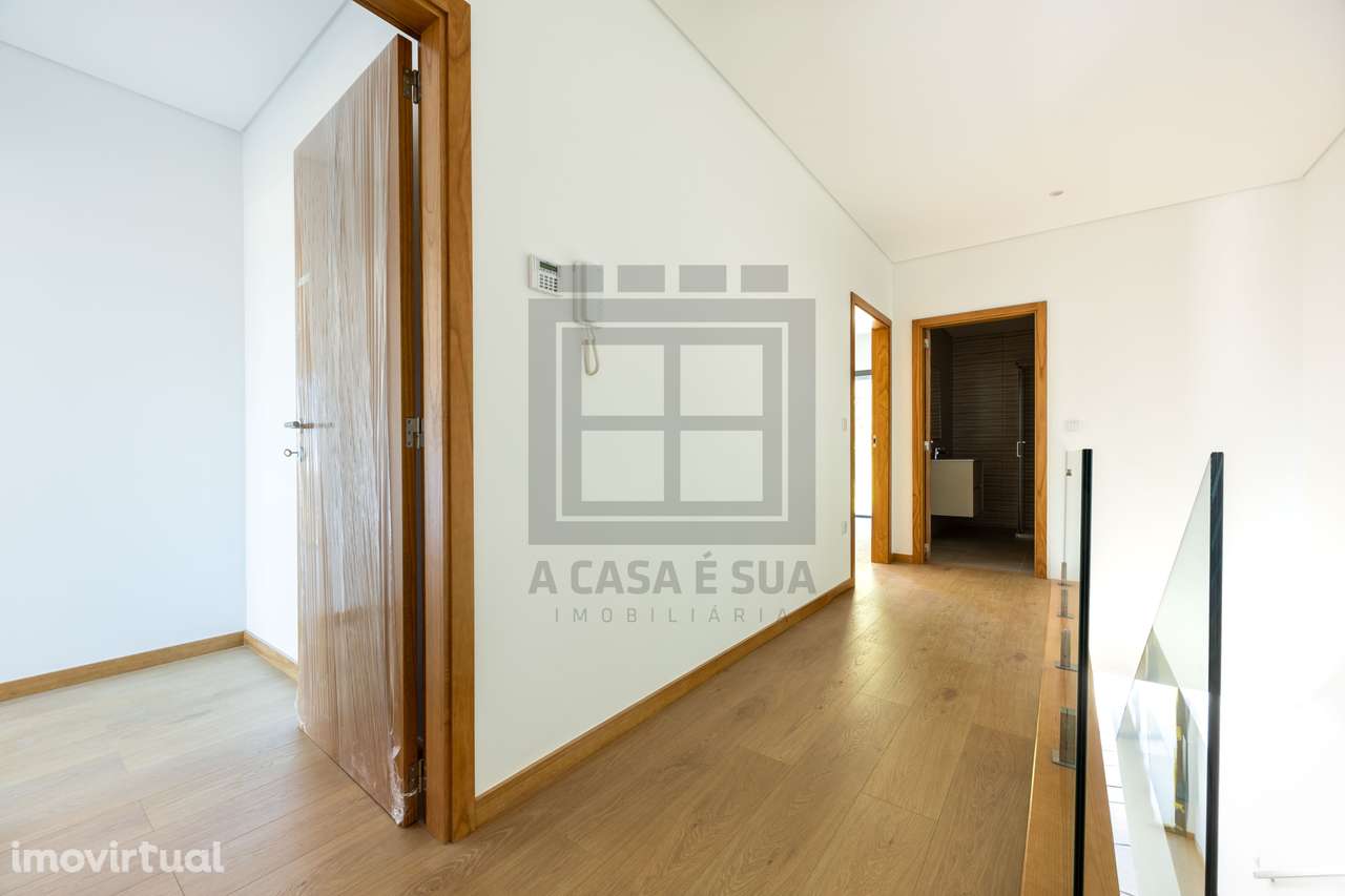 Moradia T3+1 nova com 3 frentes em Lobão, S.M.Feira - Grande imagem: 5/18