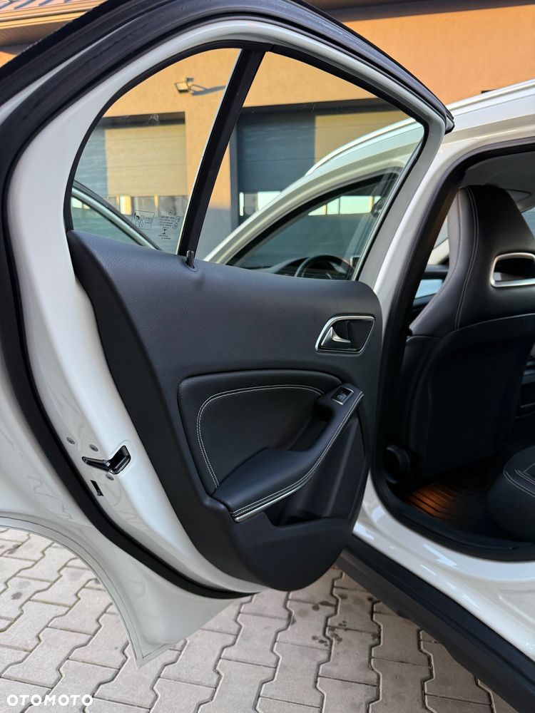Mercedes-Benz GLA 200 7G-DCT - 14