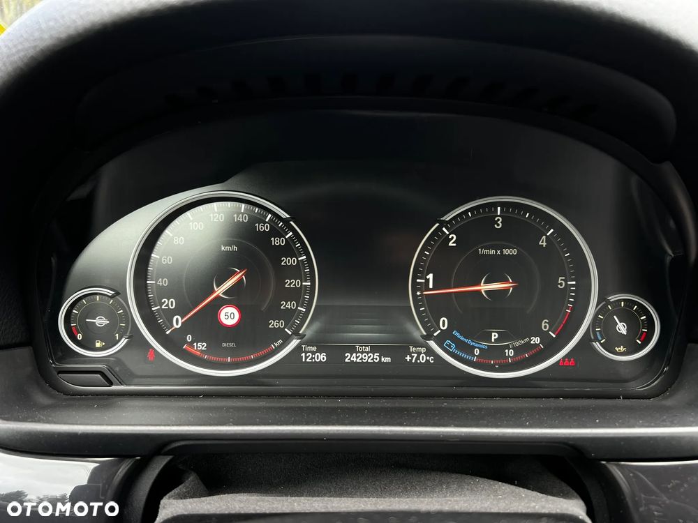 BMW Seria 5 525d xDrive Sport-Aut - 31