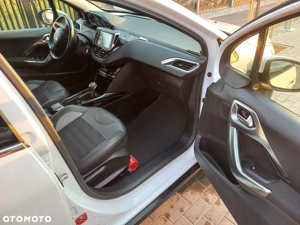 Peugeot 2008 1.2 Pure Tech Allure S&S EAT6 - 33