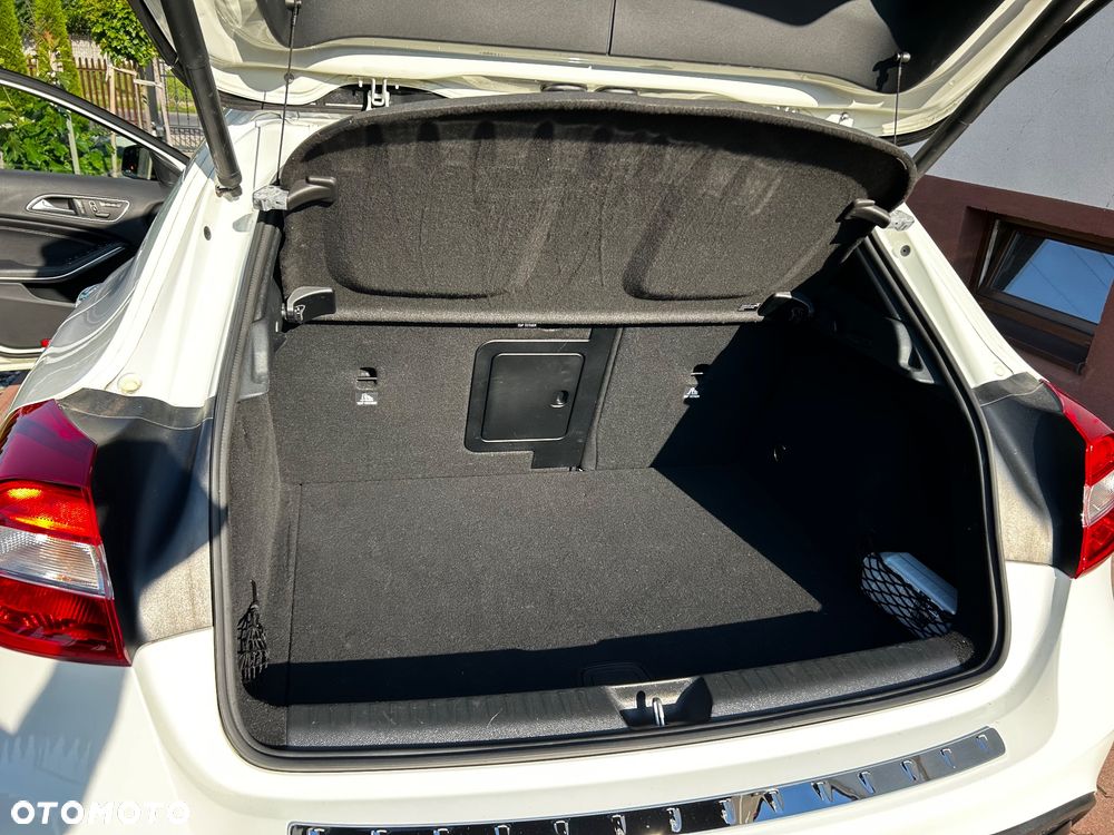 Mercedes-Benz GLA - 12