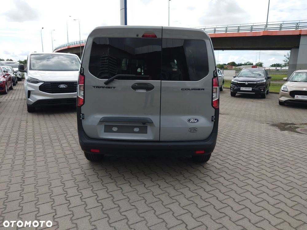 Ford Transit Courier - 23