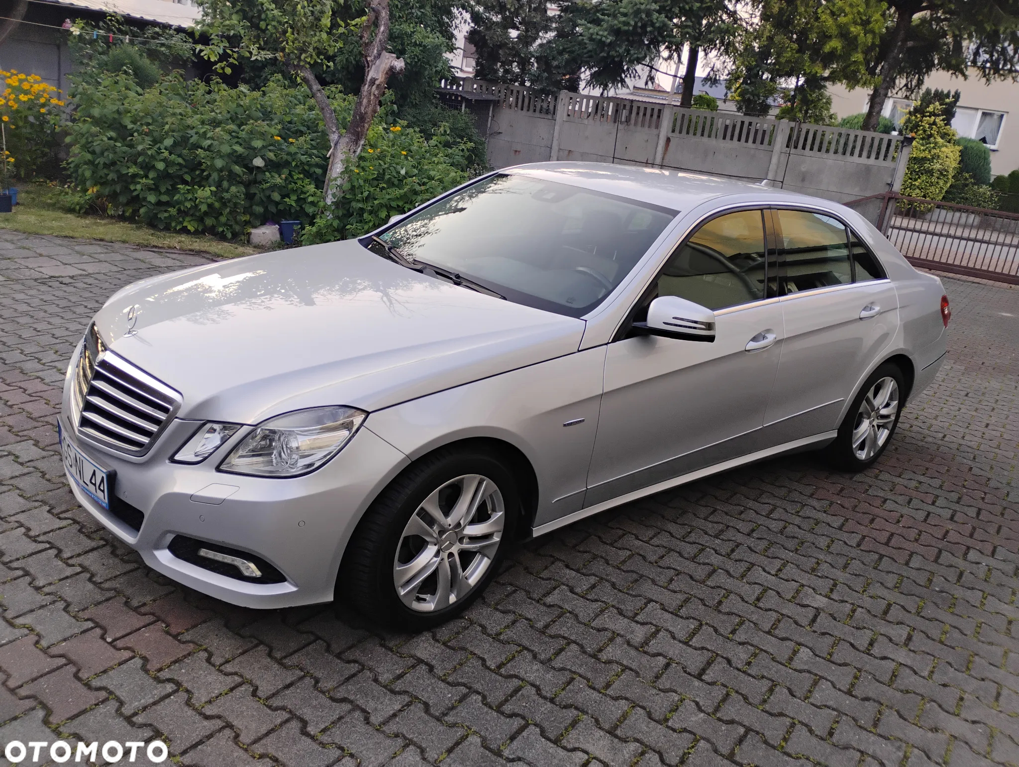 Mercedes-Benz Klasa E 200 CGI BlueEFFICIENCY Automatik Avantgarde - 2