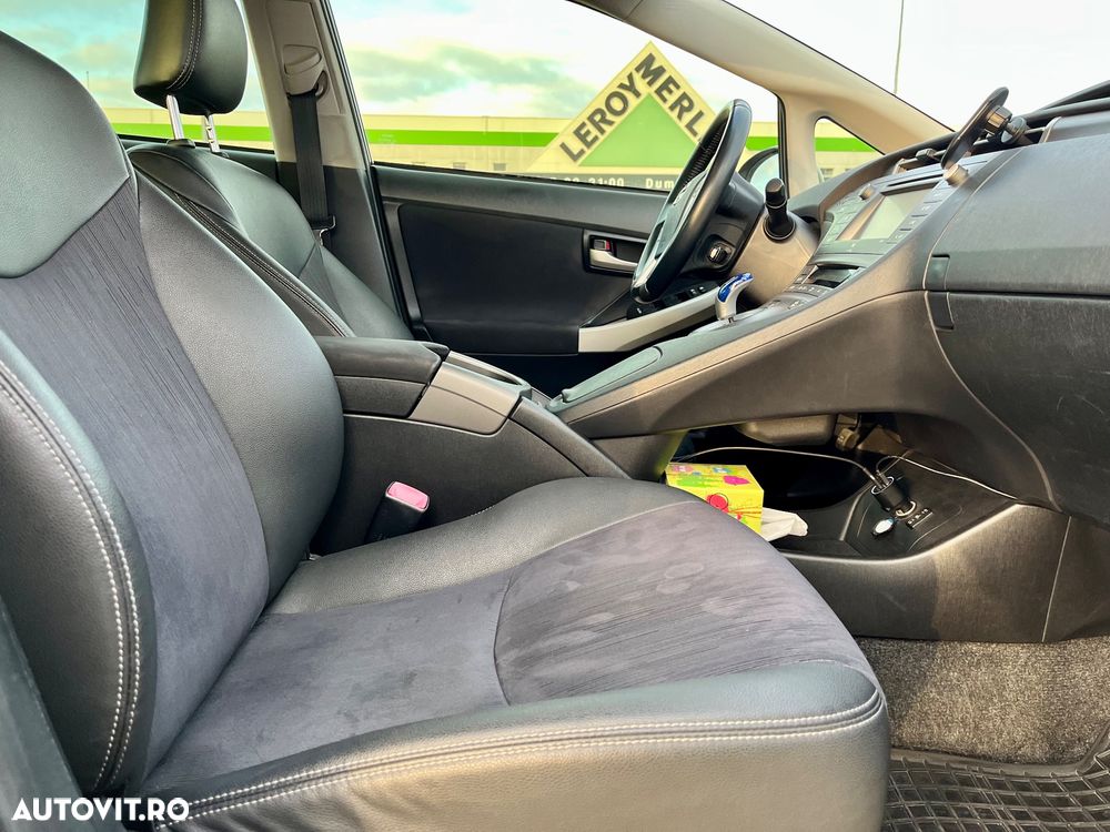 Toyota Prius Plug-in (Hybrid) Life - 8