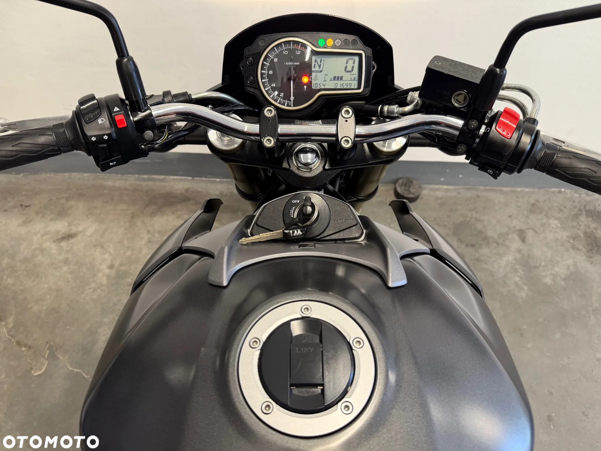 Suzuki GSR - 9