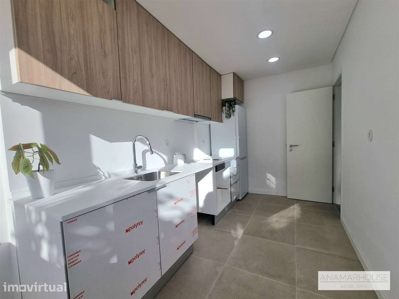 T2 totalmente remodelado com duas varandas num 1 andar, no centro da V - Grande imagem: 4/17
