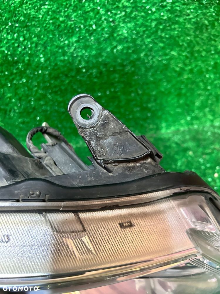 REFLEKTOR PRAWY TOYOTA AVENSIS T27 LIFT - 2