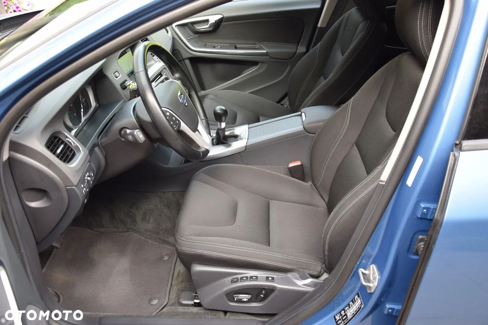 Volvo V60 D4 Momentum - 17