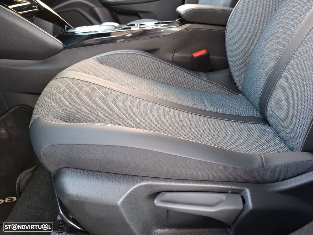 Peugeot e-2008 54 kWh Allure - 23