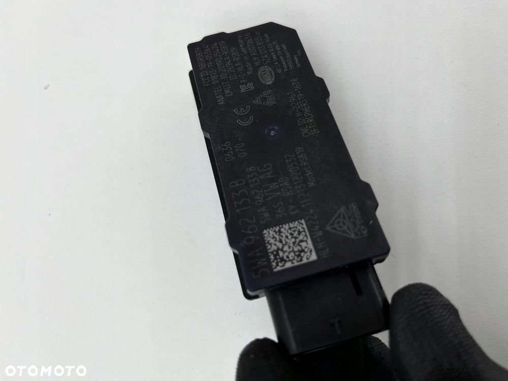 AUDI A3 8Y WZMACNIACZ ANTENA KEYLESS 5WA692133B - 3