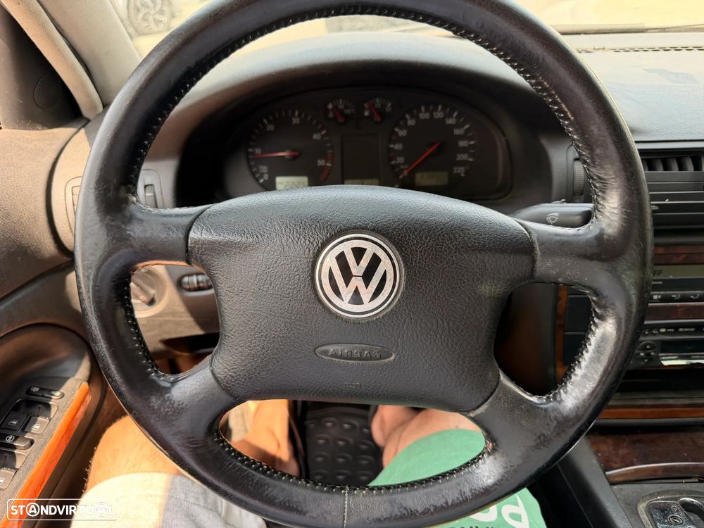 VW Passat 1.9 TDi Confl. Top Aut. - 16
