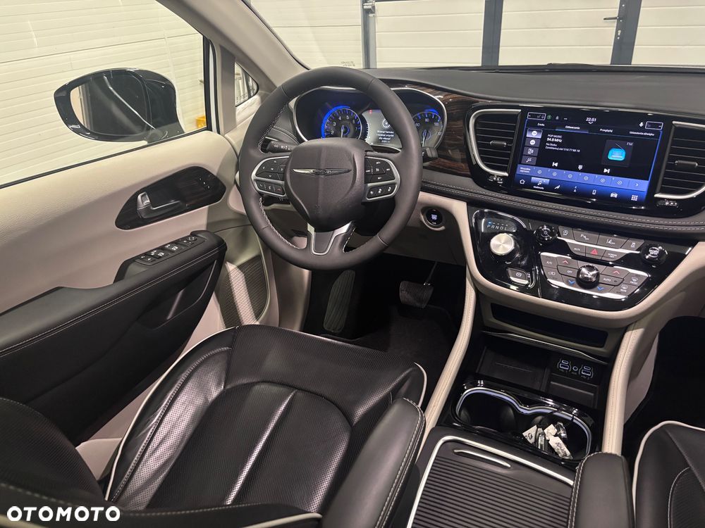 Chrysler Pacifica - 26
