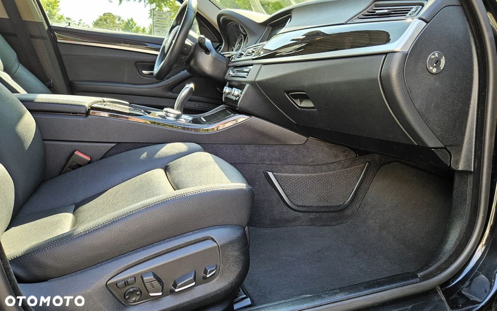 BMW Seria 5 525d Touring Luxury Line - 25