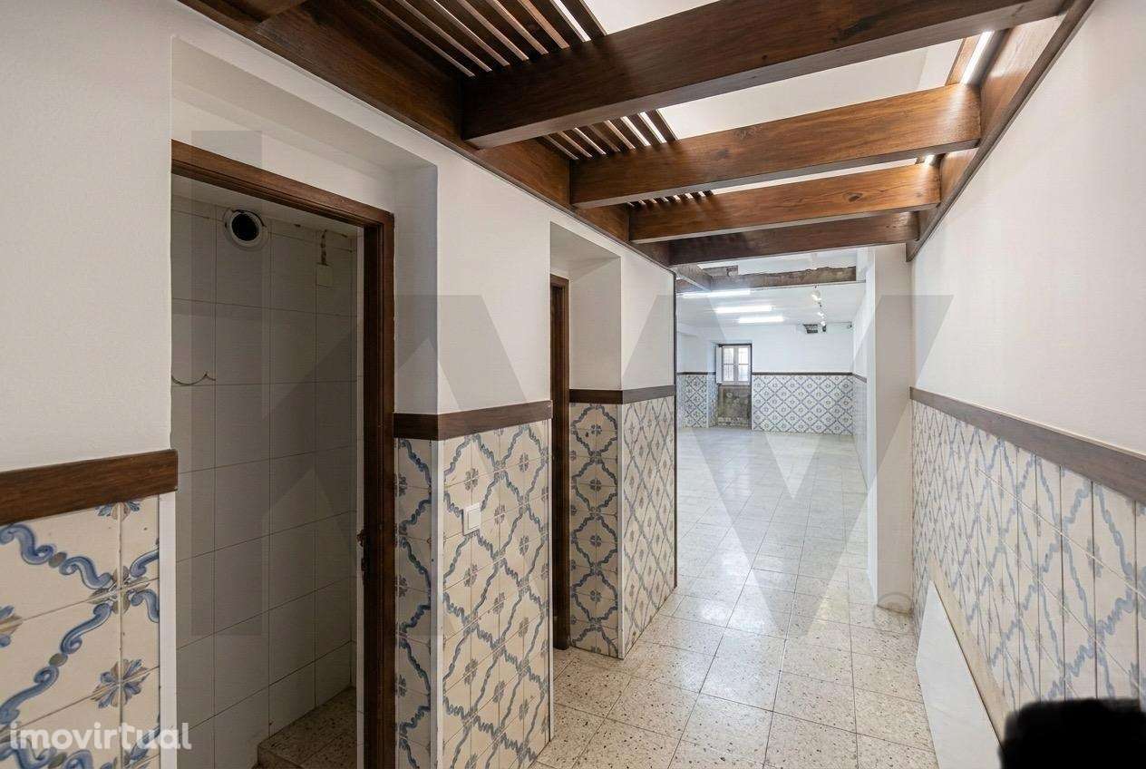 Loja ampla em dois pisos para recuperar  no centro do Porto -  Rua Gon - Grande imagem: 3/22