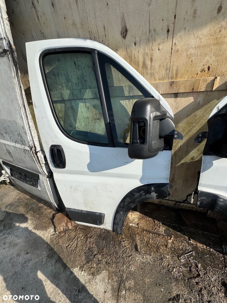 Fiat ducato 3 wysoki maxi biały 2. itd  Drzwi tył prawe lewe tylnie -500zl sztuka  drzwi przednie prawe lewe -500 zł kompletne sztuka  Lusterko prawe lewe 200 zł sztuka  Błotnik przedni prawy lewy -250 sztuka  Podszybie 150zl  Zbiorniczek spryskiwaczy 150 sztuka  Obudowa filtra powietrza filtr -200zl  Zbiorniczek płynu chłodzącego  -100 Maska  -250  Pas przedni z choodnicami -900zl  Serwo -100 Zderzak przód przedni  450 zł  Nadkole 100zł  Belka przod przednia -250 - 12