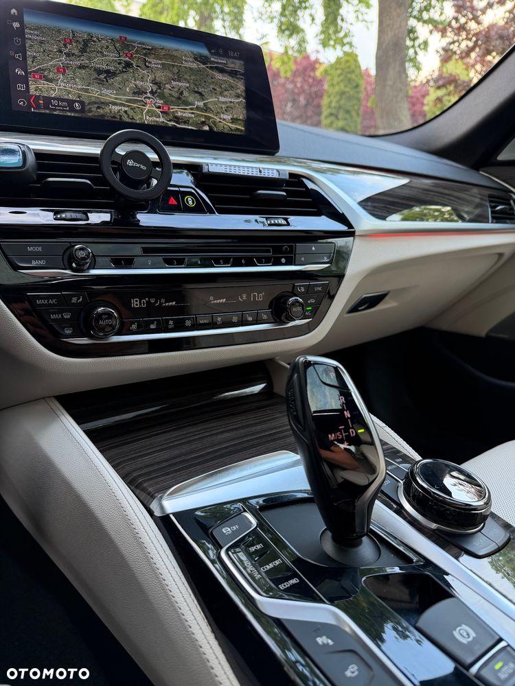 BMW Seria 5 M550i xDrive - 38
