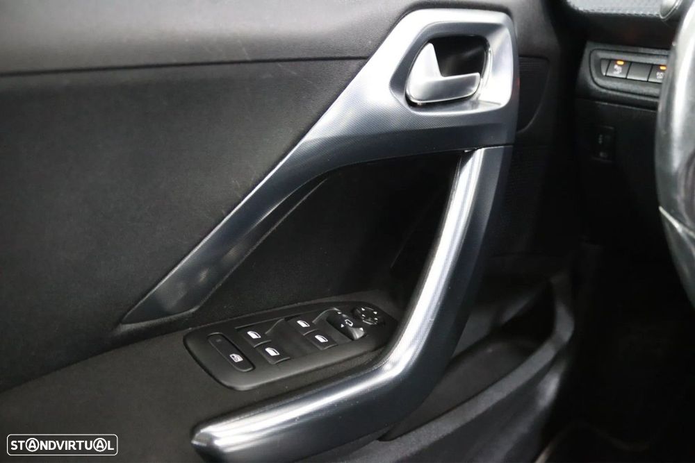 Peugeot 2008 1.2 PureTech Allure EAT6 - 11