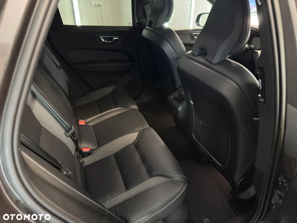 Volvo XC 60 B5 D AWD Plus Dark - 27