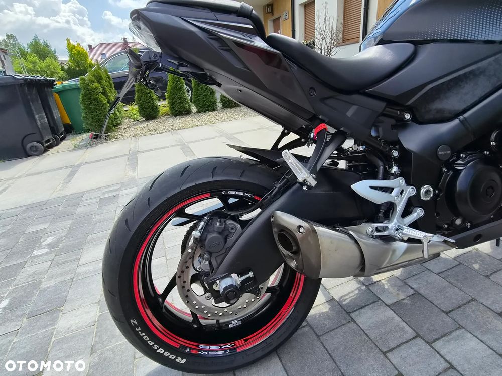 Suzuki GSX - 16