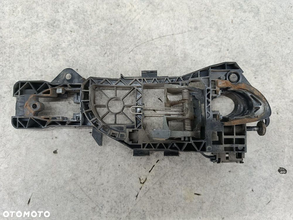 PODSTAWA KLAMKI PRAWY PRZÓD VW PASSAT B6 - 3