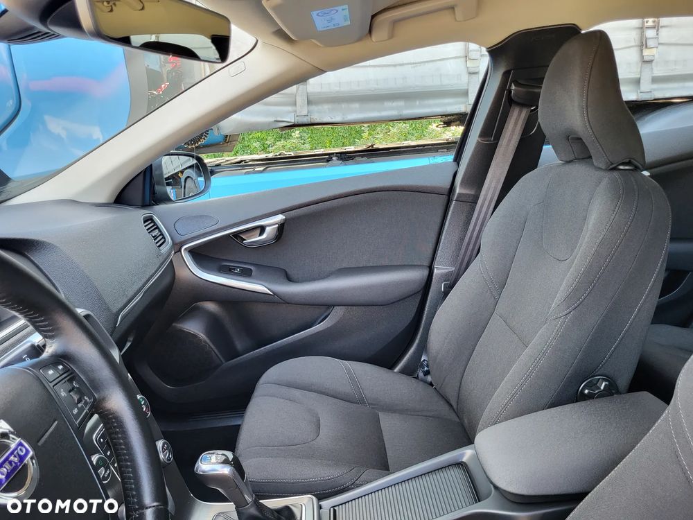 Volvo V40 T2 Momentum - 24