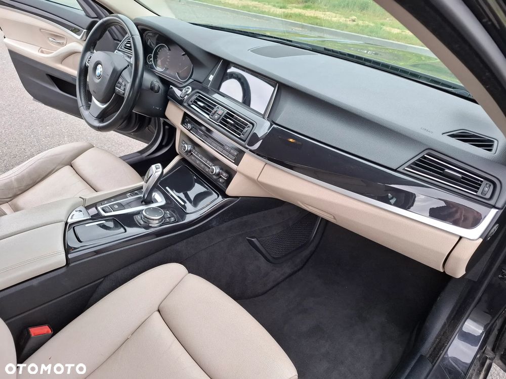 BMW Seria 5 525d xDrive - 29