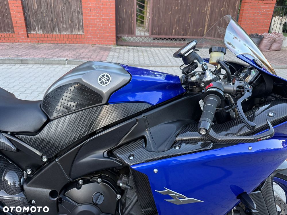 Yamaha R1 - 12