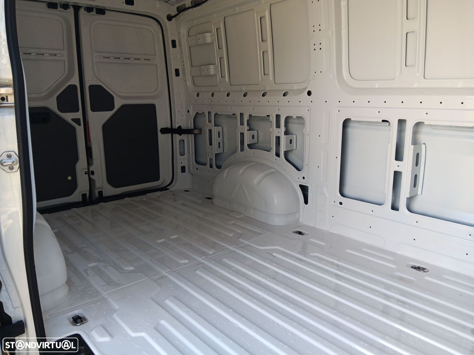 VW Crafter 35 CCb Simp L3 2.0TDI Tras - 12