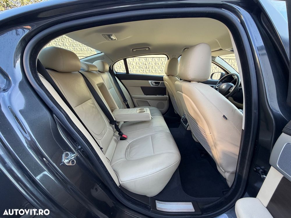 Jaguar XF 2.2D Premium Luxury - 8