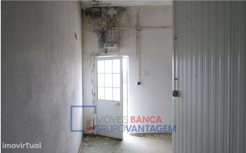 Armazém de 348m², destinado a atividade industrial, com 2 pisos e l... - Grande imagem: 5/10