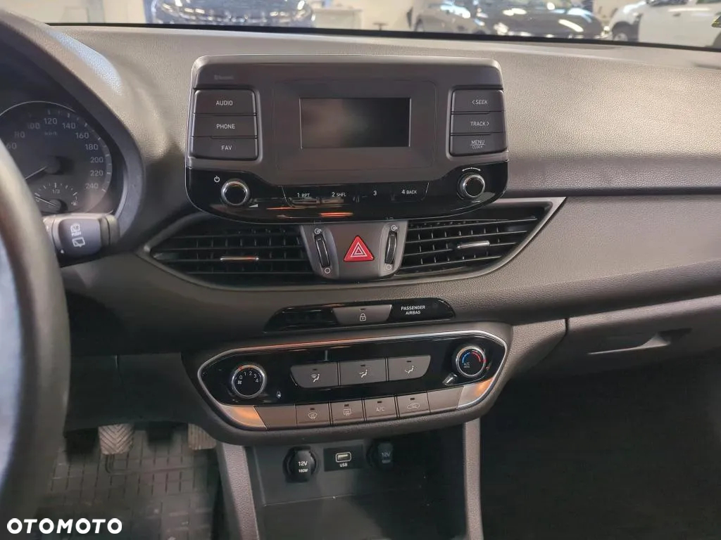 Hyundai i30 1.5 DPI Classic + - 10
