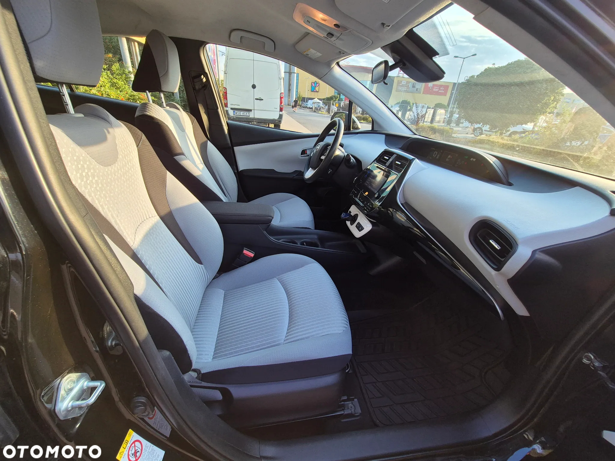 Toyota Prius (Hybrid) - 24