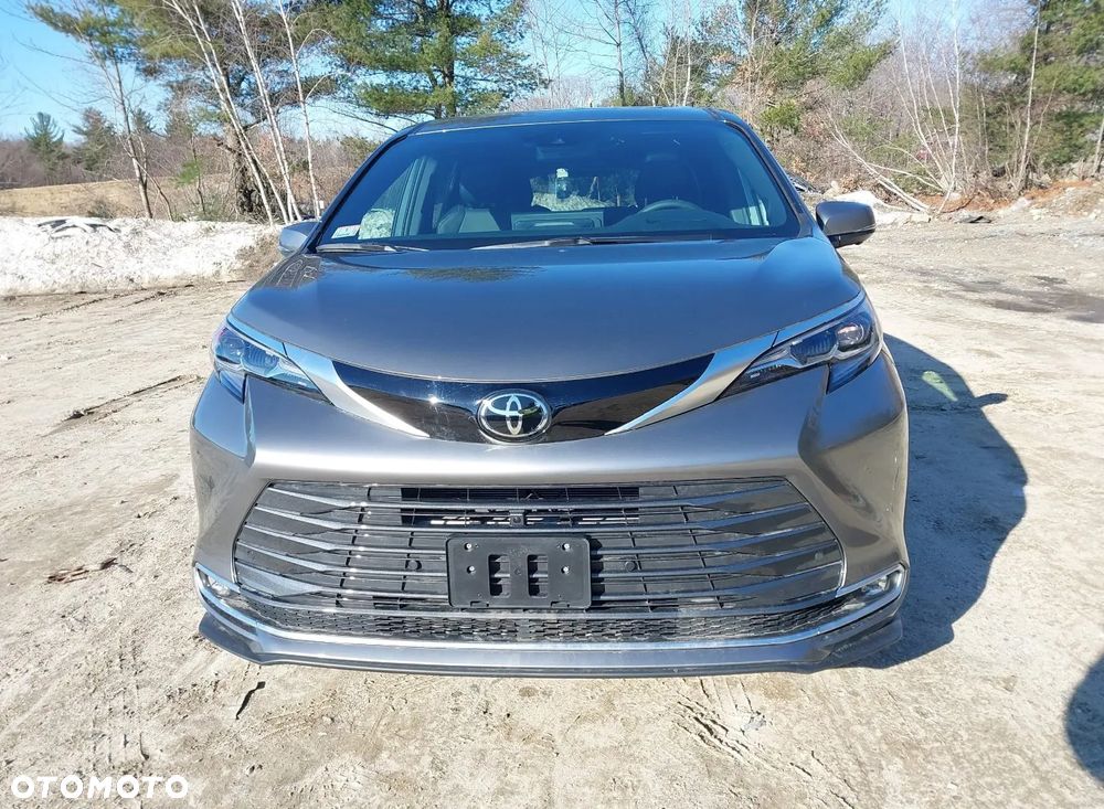 Toyota Sienna - 2
