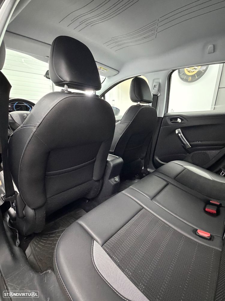 Peugeot 2008 1.2 PureTech Allure - 15
