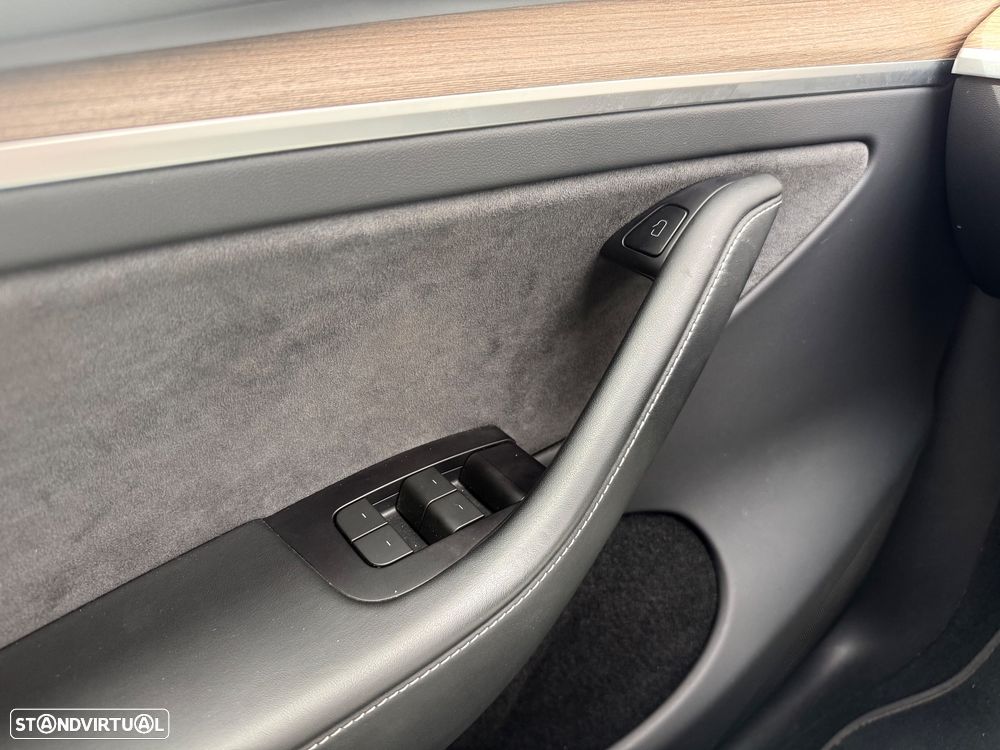 Tesla Model Y Long Range Dual Motor AWD - 23