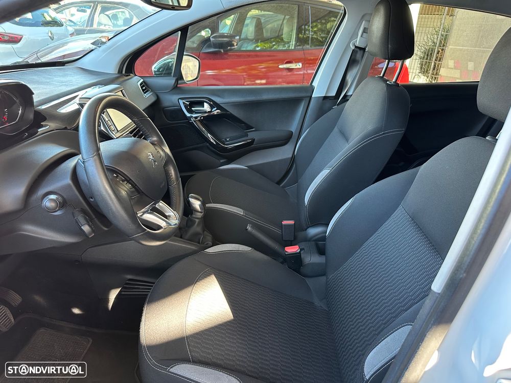 Peugeot 208 1.2 VTi SE Style - 10