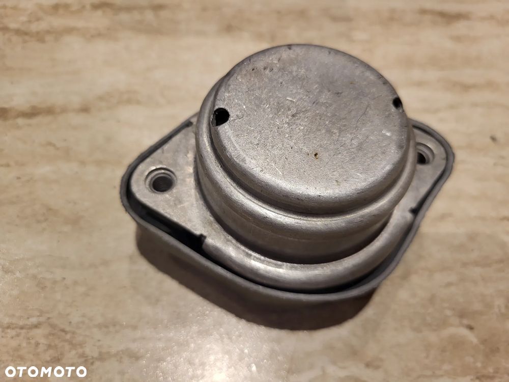 Poduszka skrzyni biegów przód L/P automatyczna/manualna AUDI A4 B5, A4 B6, A4 B7, A6 ALLROAD C6, A6 C5, A6 C6, ALLROAD C5; SKODA SUPERB I; VW PASSAT B5 1.8-4.2 10.96-08. - 2