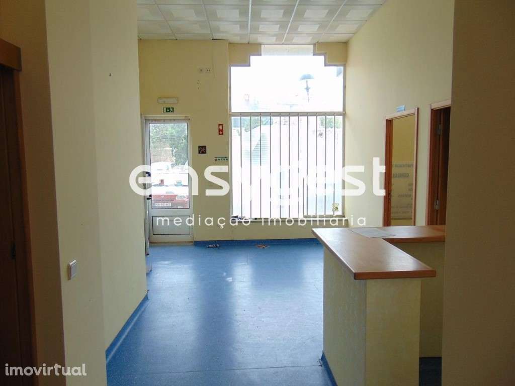 Estabelecimento comercial de 2 pisos com vários gabinetes. - Grande imagem: 2/49