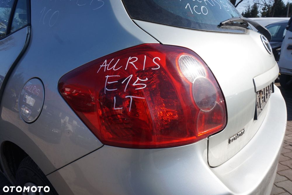 LAMPA TYLNA LEWA AURIS E15 I 5D HB  TOYOTA 2006-2009 - 1